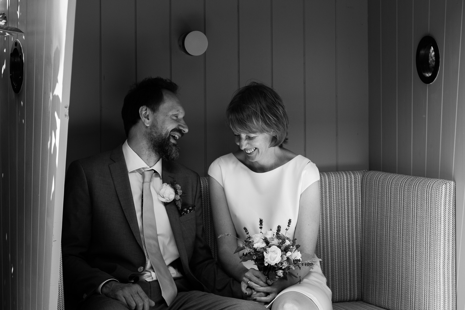 Brautpaar beim Turteln