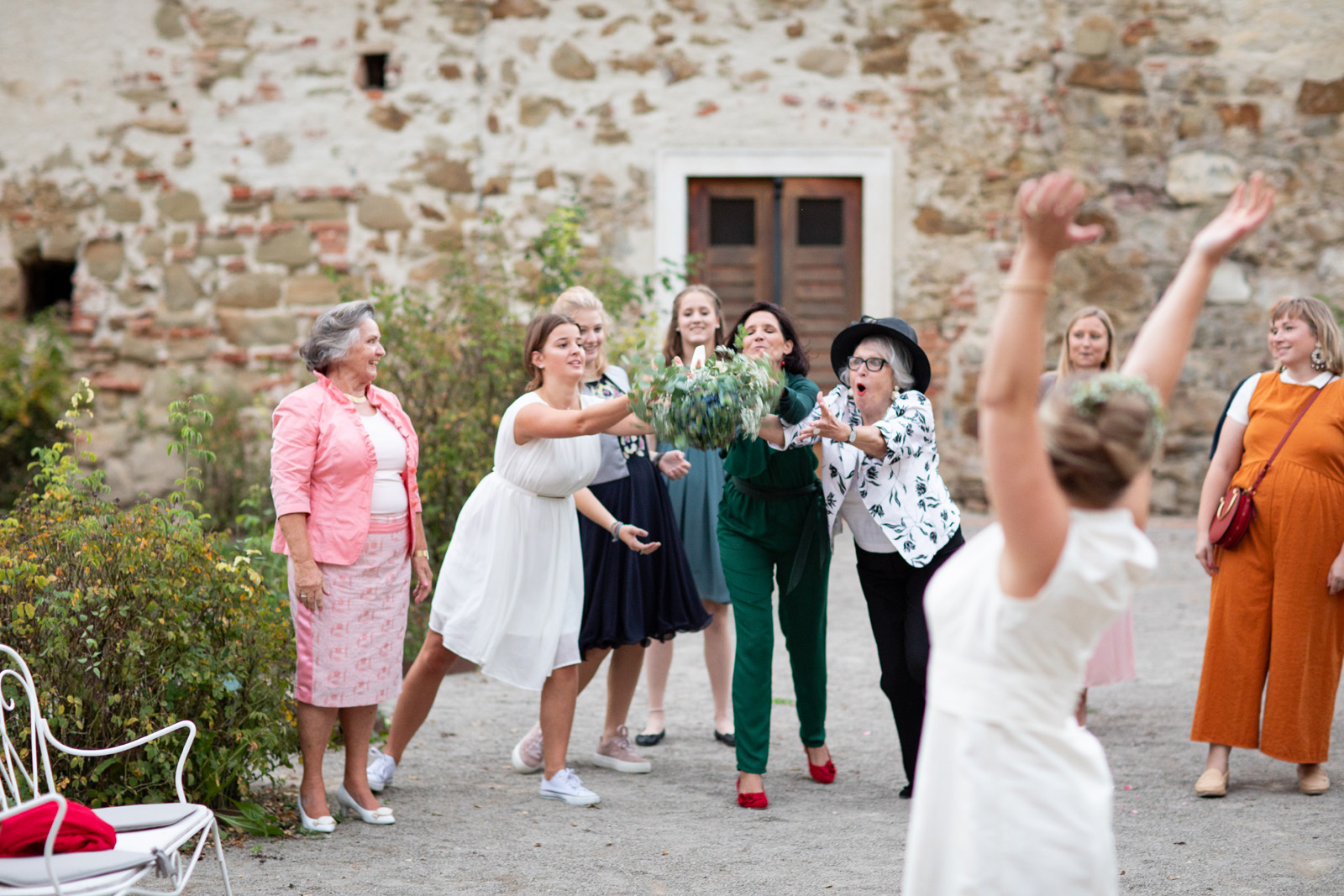 Oma fängt den Brautstrauss